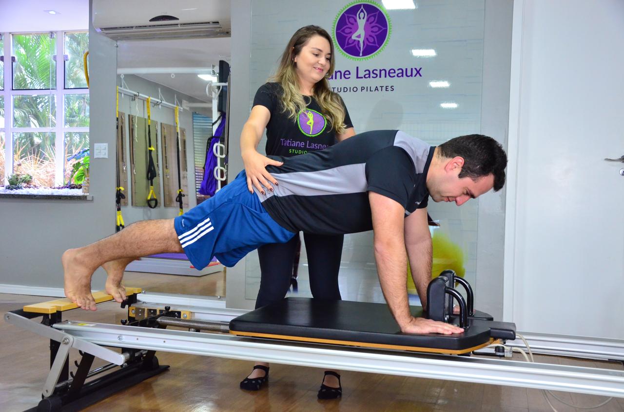 Sessão de Pilates Clínico no Studio Tatiane Lasneaux